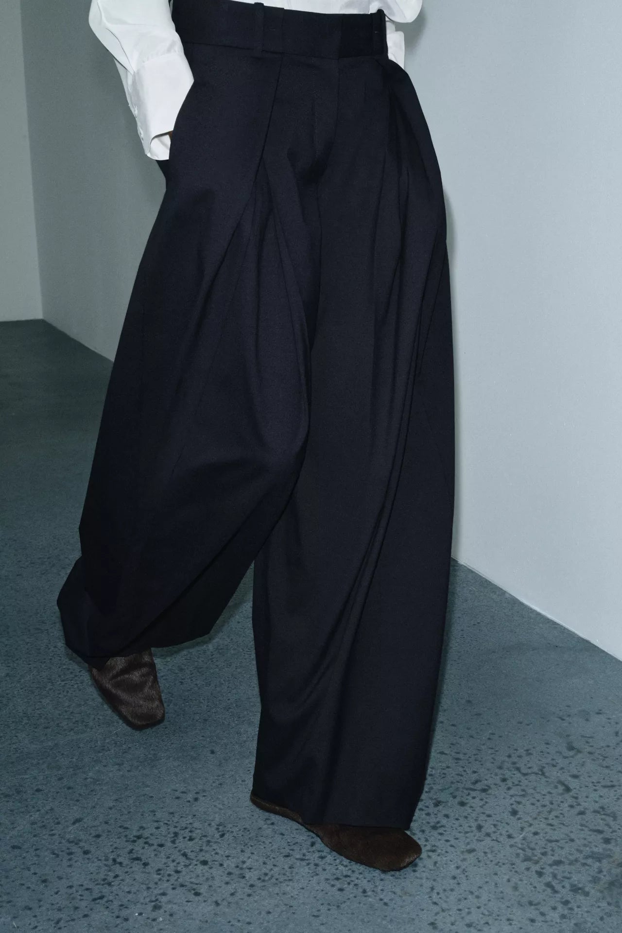 WIDE LEG PLEATED PANTS